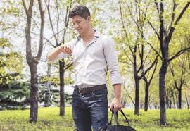 Pria dengan tubuh berotot atau gendut akan terlihat lebih lebar. 7 Tips Fashion Untuk Pria Yang Memiliki Tubuh Pendek Jadi Lebih Tinggi Bukareview