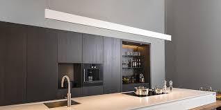 Dankzij ons brede aanbod hanglampen voor in de keuken kun je gegarandeerd de perfecte hanglamp vinden voor in je interieur. Design Hanglampen Smalle Hanglampen B Dutch Linear Light