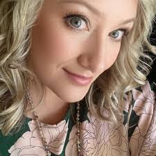 Heidi Maines's Instagram, Twitter & Facebook