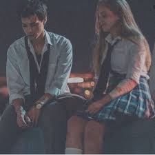 Zamanla Koklendi Sana Olan Sevgim Artik Bir Cirpida Atamazdim Seni Icimden Kendimizi Kandirdigimiz Igrenc Diyorum Cunku Sen Gittikte 2020 Instagram Gulumseme Saygi