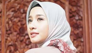 Dalam ramalannya, mbak you mengatakan bahwa akan terjadi kericuhan, penjarahan, hingga pergantian presiden. Paranormal Kejawen Mbak You Terawang Suami Artis Inisial B Playboy Warganet Laudya Cynthia Bella