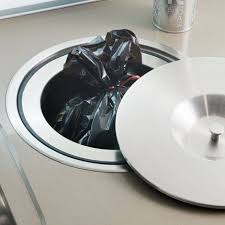 12 Astuces Gain De Place Pour Amenager Ma Petite Cuisine Petite Cuisine Poubelle Cuisine Encastrable Poubelle Cuisine