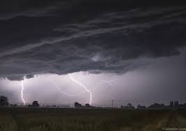 Cette dernière fait suite à une météo claire et plutôt douce dans l'ensemble du territoire de ce lundi 17 juin 2019. Bretagne Grele Vent Pluie Intense Trois Departements En Vigilance Orange Orages Actu Morbihan