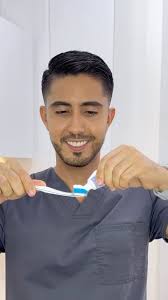 No desperdicien crema dental 🪥⚠️⚠️, en odontología menos es más; usar más  crema dental no significa más o mejor limpieza, con la cantidad correcta,  una adecuada técnica y con la frecuencia indicada es ...