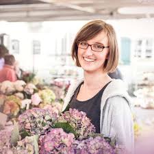 September is the ninth month of the year in the julian and gregorian calendars, the third of four months to have a length of 30 days, and the fourth of five months to have a length of less than 31 days. Welche Blumen Gibt Es Im September Schnittblumen Saison Kalender Blumigo