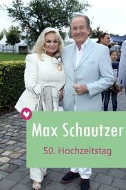 Der Beliebte Moderator Max Schautzer Und Seine Frau Gundel Feiern Am 26 Oktober Goldene Hochzeit Das Neue Sprach Mi Hochzeitstag Hochzeit Goldene Hochzeit