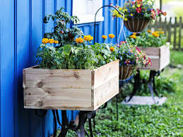 Home garden 20+ diy raised garden bed ideas instructions. How To Make A Raised Garden Bed Out Of A Patio Table Hgtv