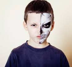 Skelette sind eine sehr beliebte kostümwahl an halloween. Kleiner Netter Junge Mit Schmink Wie Skelett Um Halloween Emotional Zu Machen Die Auf Weissem Hintergrund Aufwirft Lizenzfreie Fotos Bilder Und Stock Fotografie Image 62070525