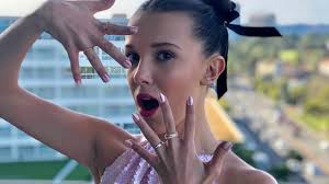 Comparan a Millie Bobby Brown con la chef Betty Vázquez