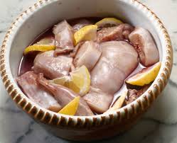 Scopriamo come cucinare il coniglio, una carne saporita e deliziosa alla quale molti non hanno il coraggio di avvicinarsi. Come Cucinare Il Coniglio Sale Pepe