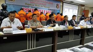 Baik malaysia maupun indonesia, pemimpin mereka memiliki masa jabatan. Janjikan Gaji Rp 7 Juta Kerja Di Malaysia Penyalur Tki Ilegal Dicokok Polisi Tribunnews Com Mobile