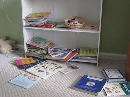 赤ちゃん用の本棚の安全対策 100均でつくるイタズラ防止の目隠しガード 収納 アイデア 本棚 こども 本棚 diy 100均