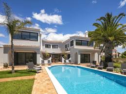 Located in a quiet, uncrowded neighborhood in the new and upcoming nw cape coral, this villa gives you breathtaking views of the broad, saltwater longview lake and direct gulf access with a boat dock available. Villa Diamante Aca Carvoeiro Firma Rene Kalkbrenner Lda Herr Rene Kalkbrenner