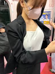 無罩OL搭地鐵「激凸襯衫」被偷拍下招神操作讓人看傻| ETtoday國際新聞| ETtoday新聞雲