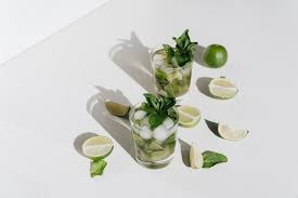 Adalah infused water kurma, jeruk nipis, lemon, dan timun. 15 Manfaat Jeruk Nipis Untuk Diet Turunkan Berat Badan Hingga Cegah Batu Ginjal Orami