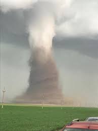 Mai multe case au rămas fără acoperișuri, iar localnicii spun că experiența a. O TornadÄƒ UriaÈ™Äƒ A FÄƒcut Ravagii In Zona CÄƒlÄƒraÈ™i