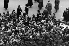 «дорогие товарищи» — это апофеоз лаконичного режиссерского стиля кончаловского, снимающего скупо, но метко, с не бросающейся в глаза, но исторически достоверной. Nastoyashie Dorogie Tovarishi Chto Proizoshlo V Novocherkasske V 1962 Godu Istoriya Obshestvo Argumenty I Fakty