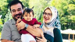 Lahir 19 februari 1959) adalah seorang usahawan melayu di malaysia. Siti Nurhaliza Gendong Anak Bersama Suami Serambi Indonesia