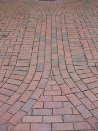 In den sieben grundmustern, die beim verlegen von pflastersteinen angewendet werden, sind fast alle möglichen geometrischen. Pflastern Mit Ziegeln Und Klinkern Nachgeharkt