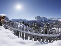 Here snowy mountain streams and wide, white mountain meadows are flanked by the towering dolomites. Photo Gallery Val Gardena Groden Dolomites Images