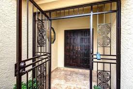 Saat ini telah tersedia berbagai desain, bahan, warna dan ukuran pintu. 5 Desain Pintu Teralis Yang Nggak Cuma Trendy Tapi Juga Kokoh Maksimal Untuk Keamanan Rumah