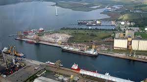 Rostock ist gut an das autobahnnetz deutschlands und europas angeschlossen. Ladekran Brach Durch Mehrere Verletzte Am Rostocker Hafen Zdfheute