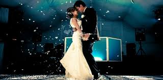Si quieren un baile de novios mucho más elaborado , terminen de coordinar los detalles de la torta de matrimonio de masa estas 30 canciones divertidas para el primer baile de los novios, será la dosis. 10 Consejos Para Disfrutar Al Maximo Tu Boda Casa Granada