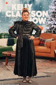 Singer kelly clarkson brings her gift of connection to a fun and funny hour each weekday, offering heartwarming stories, live musical performances, games and surprises. The Kelly Clarkson Show Ties With Degeneres In Ratings Battle Aktuelle Boulevard Nachrichten Und Fotogalerien Zu Stars Sternchen