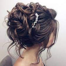 Les cheveux mi longs peuvent se permettre beaucoup de coiffures, que vous soyez plutôt tresse et chignon travaillés ou cheveux au naturel, découvrez boucles, chignons , tresses pour un mariage , de nombreux styles de coiffures conviennent aux cheveux mi longs. Chignon Haut Mariage 2018 Chignon Haut Mariage Coiffure De Mariage Chignon Coiffure Mariage