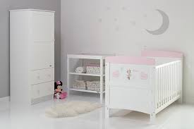 En tant que parent, on aime savoir bébé confortablement installé pour sa sieste ou sa nuit, avec une literie et du linge de lit adaptés et confortables. Chambre Bebe Disney Inspire Minnie Mouse Hearts Disney Baby 21db0606b3 Magasin De Puericulture Et Vetement Bebe Poussette Et Landau Lit Bebe Chaisse Auto
