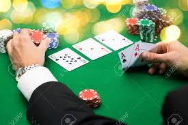休日ライト背景の上のトランプと緑のカジノ テーブルでチップ ポーカー ...