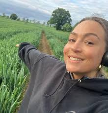 Kelly Dines's Instagram, Twitter & Facebook