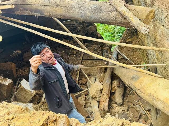Piura 🇵🇪 || VIVIENDA COLAPSA POR FUERTES LLUVIAS EN LA PROVINCIA DE AYABACA Las intensas lluvias que se registran en la provincia de Ayabaca provocaron el colapso de otra vivienda. Afortunadamente, ninguno