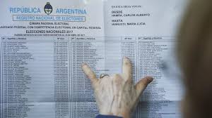 Una mujer deposita su voto en las elecciones, buenos aires este año se vota presidente y vicepresidente, 130 miembros de la cámara de diputados y 24 senadores por la ciudad autónoma de buenos aires y. Oficialismo Lidera Legislativas En Cinco Provincias Y La Ciudad De Buenos Aires