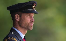 Le prince William honore une remise de diplômes militaires aux côtés de sa  tante maternelle