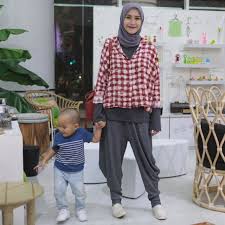 20 desain baju muslim zaskia adya mecca terbaik dan terbaru menu lanjut ke konten. Serba Longgar Dan Simpel Semua Gaya Busana Hijab Zaskia Adya Mecca Ini Senyaman Outfit Rumahan