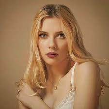 The marvel star claims her agreement with the company guaranteed an. Scarlett Johansson In Desperate Need Of Hairdresser Scarlett Johansson Scarlett Johanson Scarlet Johansson