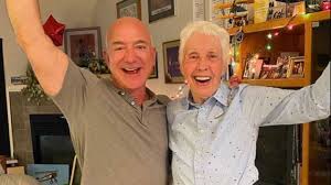 Fewer than 600 people have reached the edge of space or beyond. Jeff Bezos 82 Jahrige Wally Funk Darf Mit Ins All Wo Sie Immer Hin Wollte Stern De