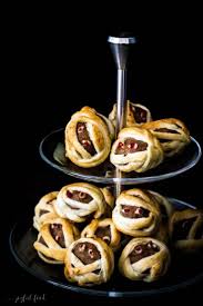 Halloween Hack Mumien Mit Tomatensauce Und Leonardo Helloween Essen Grusel Essen Halloween Essen Rezepte