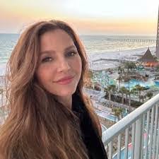 Heather Peet's Instagram, Twitter & Facebook