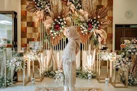 Keluarga yang berpartisipasi membangun dan mendekorasi altar dengan bunga aromatik dan tumbuhan yang dikumpulkan dari pedesaan di sekelompok musisi menjelajahi dari altar ke altar, memuji keindahan dan keanggunan setiap gadis. Penggunaan Daun Kering Yang Besar Seperti Foto Dia Dekor Dekorasi Pernikahan Fotografi Tunangan