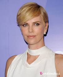Charlize theron stepped out for lunch at a sushi restaurant with. Charlize Theron Frisur Zum Ausprobieren In Efrisuren