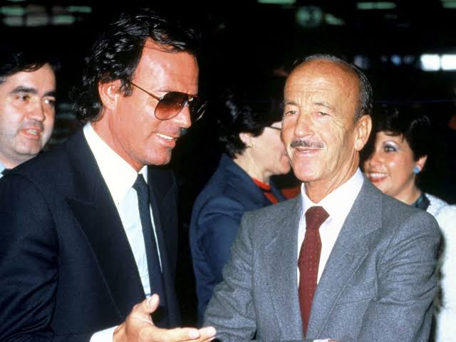 El retrato al desnudo de Julio Iglesias a través de sus biografías más  polémicas, del mayordomo a Vaitiare: "No canto, encanto"