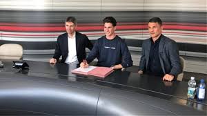 Την απόκτηση του 34χρονου φορ ανακοίνωσαν οι «ροσονέρι» και το συμβόλαιό του έχει ισχύ μέχρι το. O Pseyths Ypegrapse Sth Milan Dipla Ston Malntini