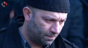 Ruh hali fazlasıyla kötü olan ve oldukça zor günler geçiren ali, perişan bir haldedir. Arka Sokaklar Mesut Uludag Sozluk Galeri