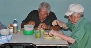 Inicia campaña para que bajen los precios de las comidas para ancianos en  Cuba: "No tienen Facebook. Exige por ellos"