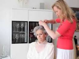 Das gesicht mit einer langen nase sieht viel besser aus, wenn man über eine üppige, voluminöse frisur verfügt. Best Ager Senioren Make Up Frisur Fur Die Frau 65 Youtube