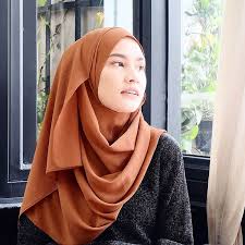 Jika anda sedang mencari tempat terbaik dan termurah yang menjual jilbab atau pashmina, segera kunjungi www.jilbabinstan.net. Jilbab Pashmina Instan Mala Model Terbaru 2021 Bundaku Net