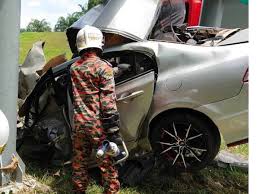 Dalam kejadian itu, muhammad syafiq cedera ringan selepas kenderaan jenis. Dua Beranak Maut Kereta Terbabas