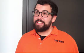 Imita a la perfección la voz de una mujer emocionada